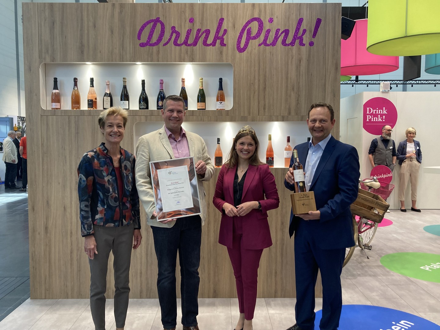Monika Reule (Geschftsfhrerin DWI), Philipp Milke (Kellermeister), Sina Erdrich (Deutsche Weinknigin) und Siegbert Bimmerle sind sichtlich stolz auf die Auszeichnung bei Drink Pink 2022 (Wein) und gehren somit zu den besten deutschen Ross.
