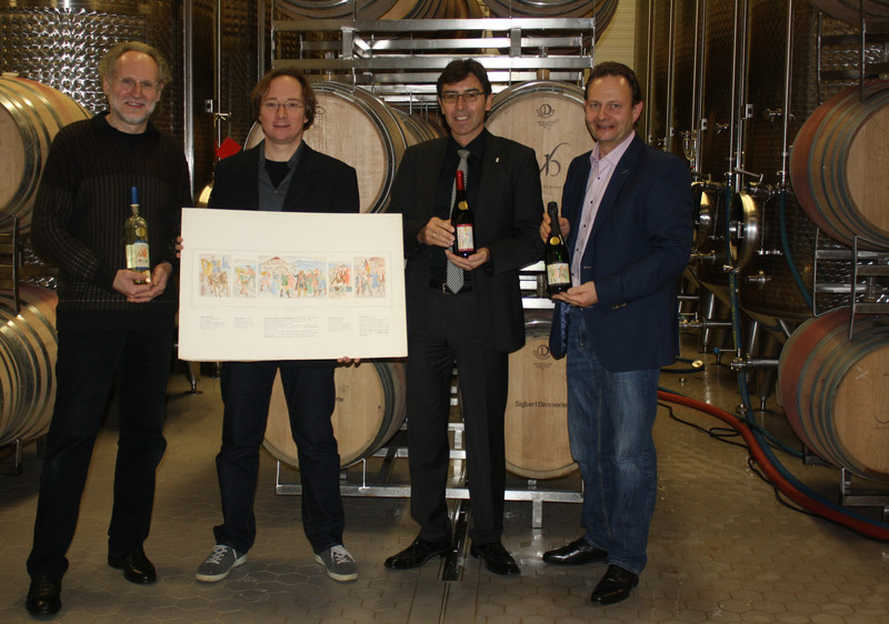 Siegbert Bimmerle (rechts auen), Knstler Peter Valentin, Stefan Gutenkunst und Brgermeister Siefermann (neben Herrn Siegbert Bimmerle) freuen sich ber die gelunge Weinkollektion.